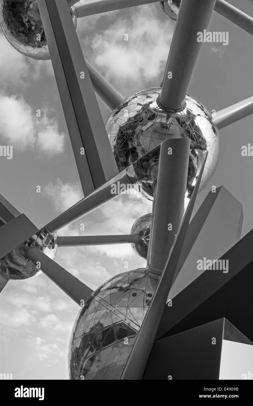 Bruxelles, Belgio - 16 giugno 2014: il mirror di Atomium in scultura moderna 'RockGrowth Atomium' da Arik Levy. Foto Stock