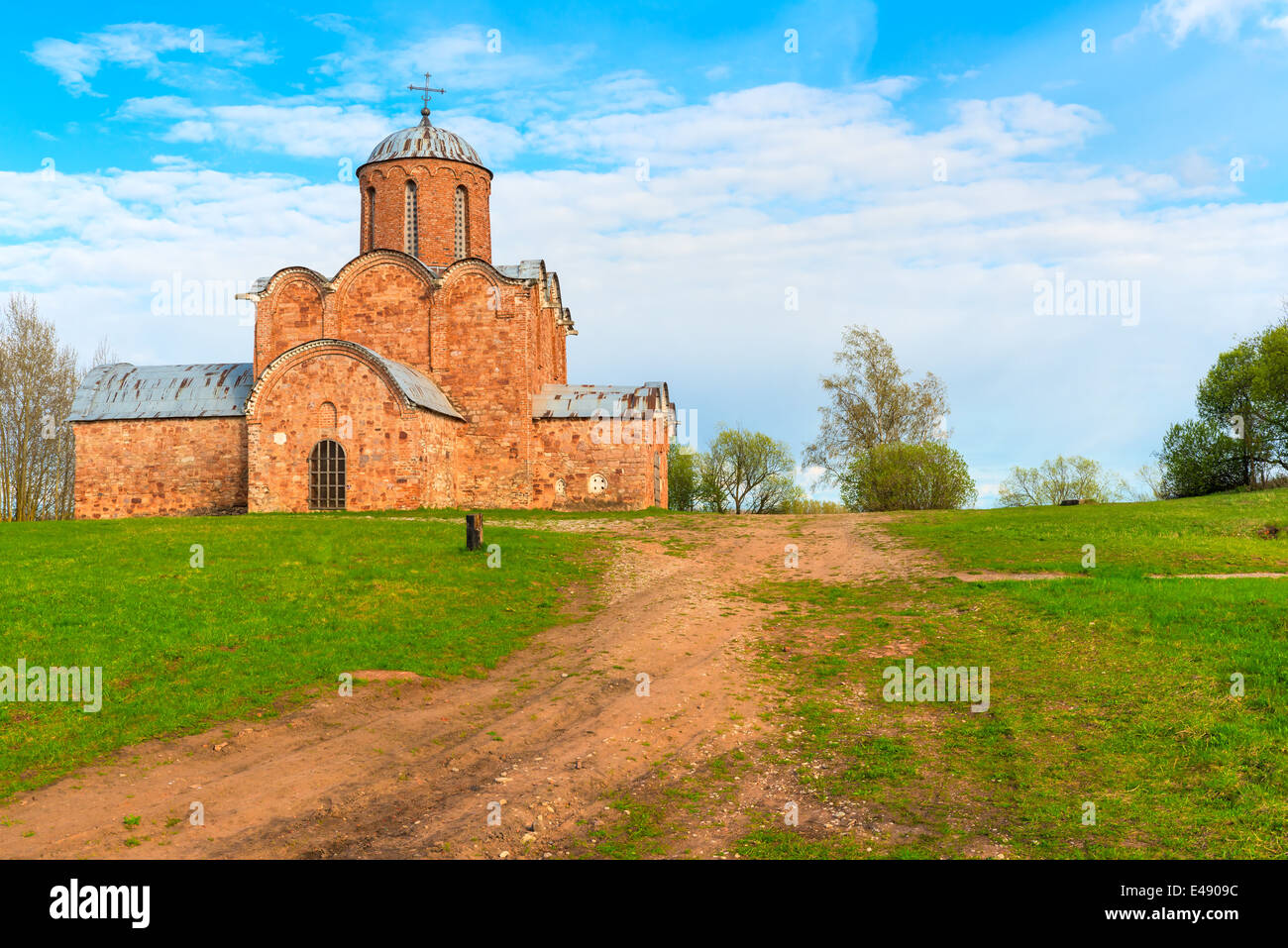 Vecchia chiesa di mattoni sulla collina Foto Stock