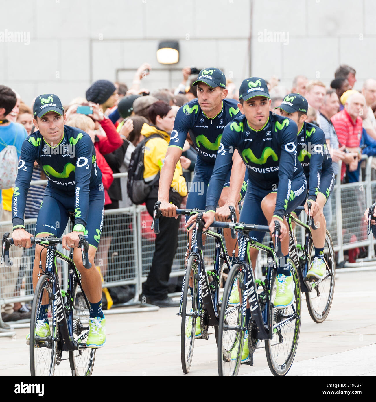 I piloti del team Movistar nel Millennium Square, Leeds come parte del 2014 Tour de France parade Foto Stock