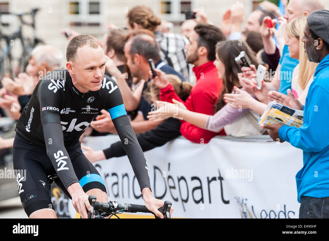 Chris Froome Team Sky cavalcando attraverso Millennium Square a Leeds sul suo modo al Tour de France cerimonia di apertura. Foto Stock