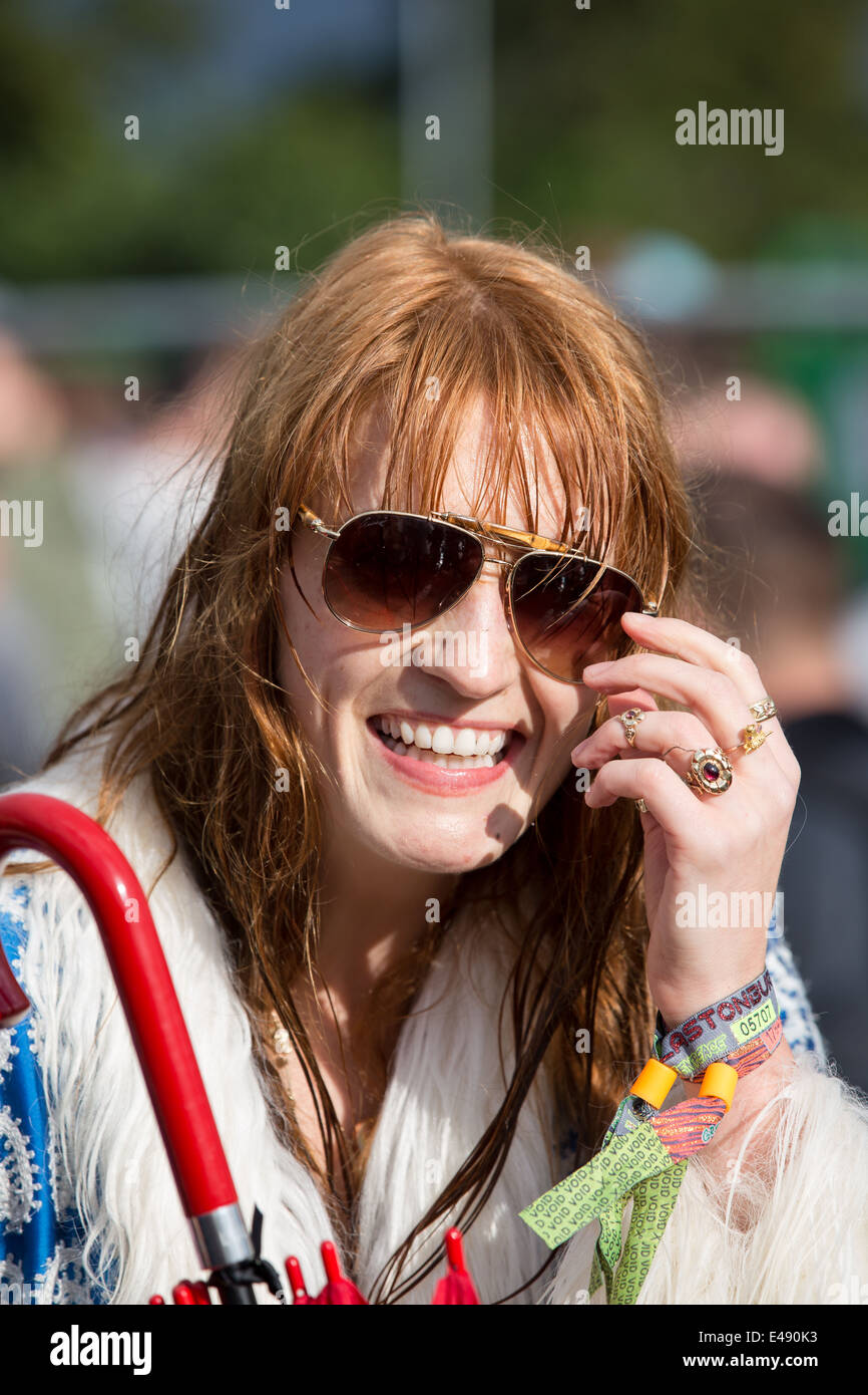 Florence Welch sorride dopo la tempesta elettrica era finita, Glastonbury Festival 2014 Foto Stock