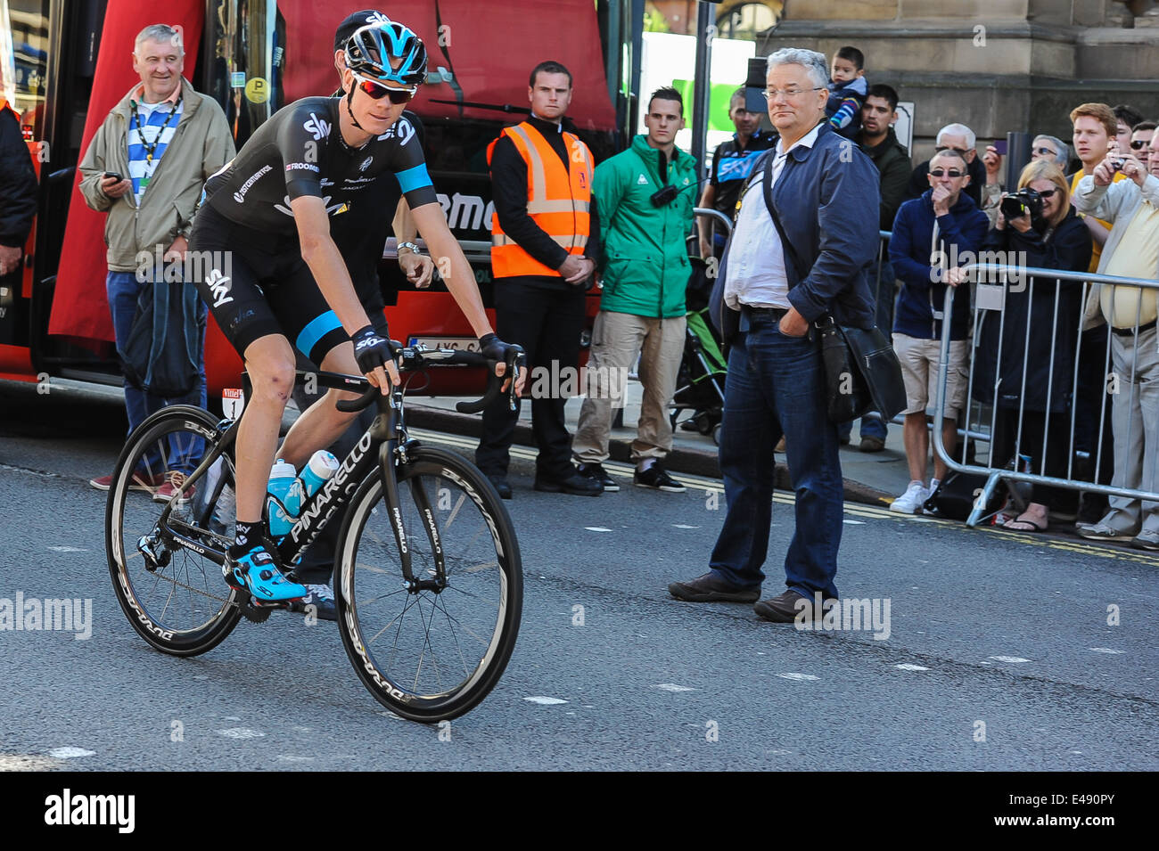 Chris Froome dirigervi verso la linea di partenza sulla Headrow in Leeds per la partenza del Tour de France 2014 Foto Stock