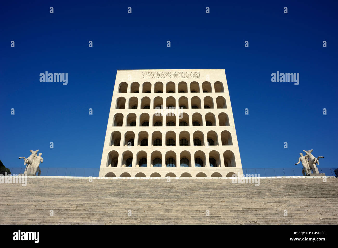 Italia, Roma Eur, palazzo della civiltà del lavoro Foto Stock