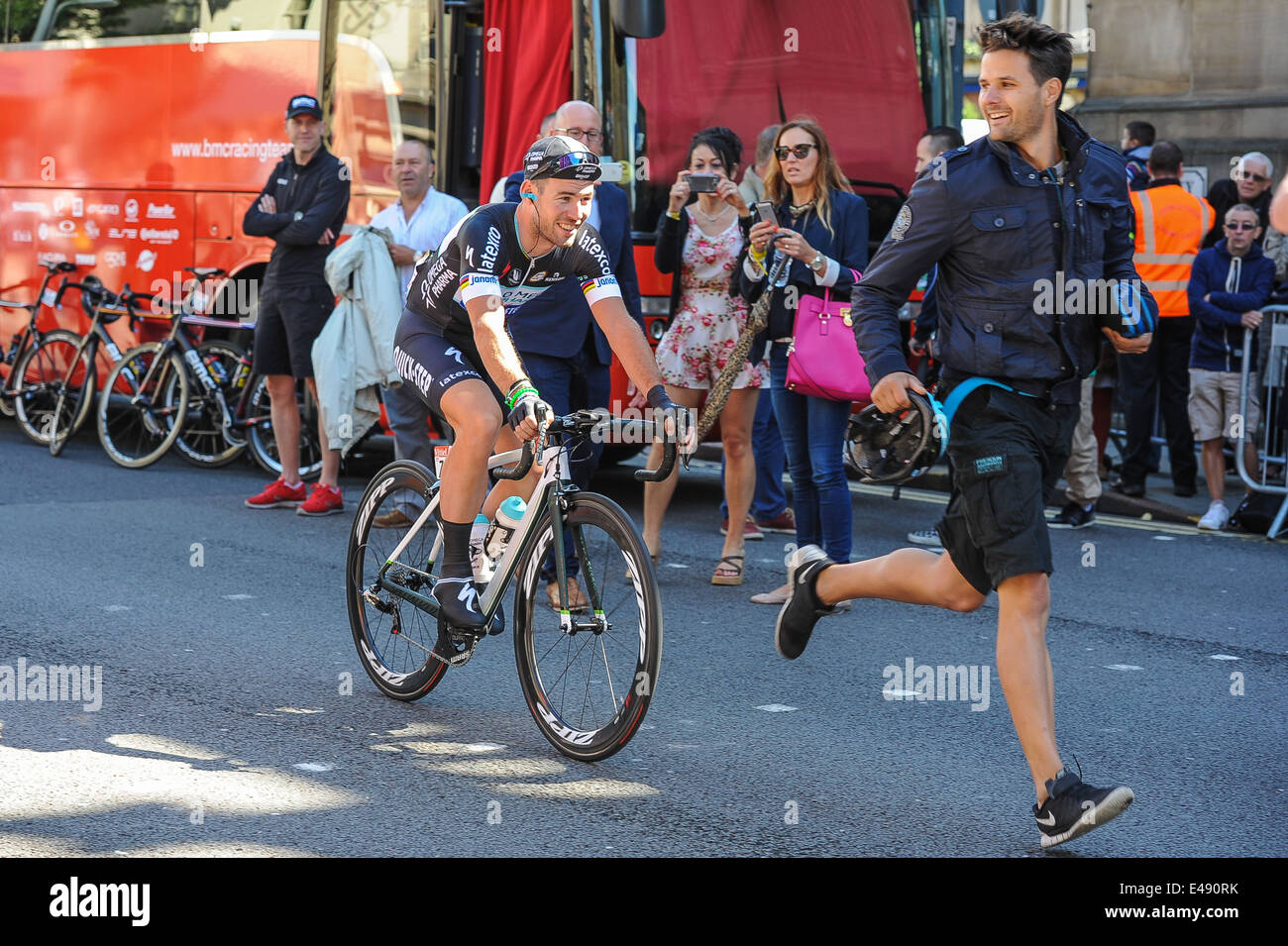 Mark Cavendish dirigervi verso la linea di partenza sulla Headrow in Leeds per la partenza del Tour de France 2014 Foto Stock