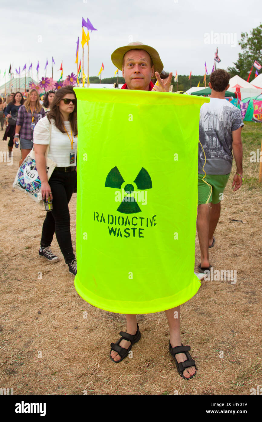 Uomo che indossa un Rifiuti radioattivi costume sul Greenfields al Glastonbury Festival 2014 Foto Stock