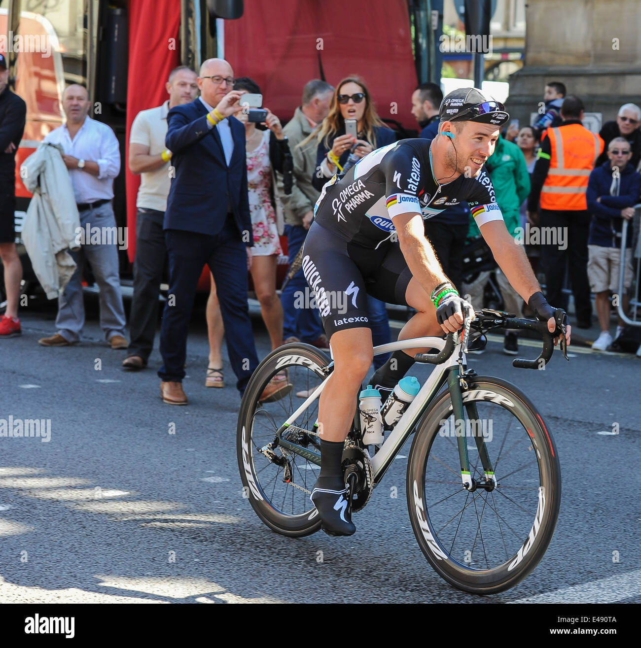 Mark Cavendish dirigervi verso la linea di partenza sulla Headrow in Leeds per la partenza del Tour de France 2014 Foto Stock