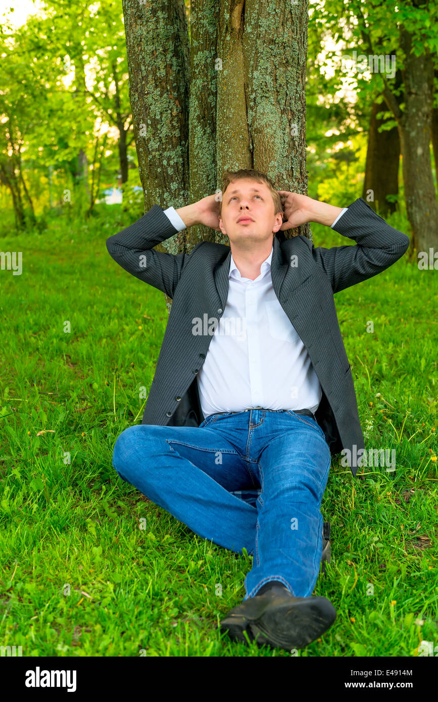 Uomo adulto in una camicia rilassante nel parco Foto Stock