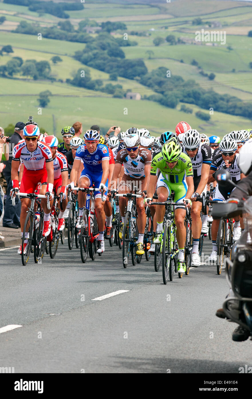 Addingham, nello Yorkshire, Regno Unito. 6 Luglio, 2014. Il peloton affronta la collina fuori del villaggio Addingham il giorno 2 del Tour de France a Yorkshire Credito: Christina Bollen/Alamy Live News Foto Stock