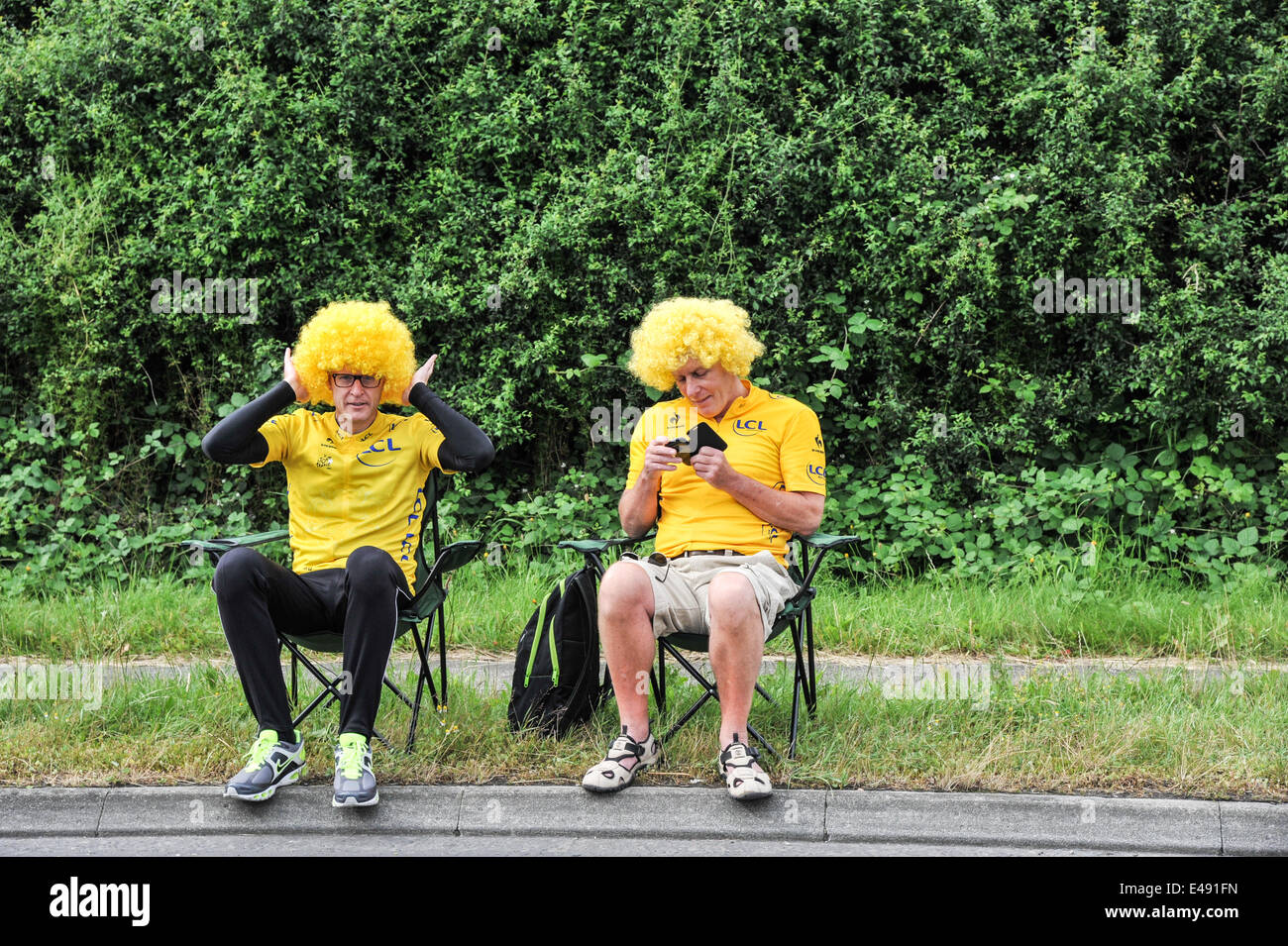 Hammerton verde, nello Yorkshire, Regno Unito. 6 Luglio, 2014. Spettatori entrare nello spirito del Tour de France Credit: Richard Burdon/Alamy Live News Foto Stock
