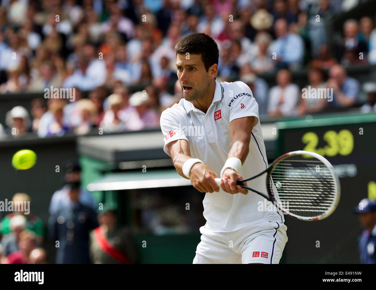 Londra, Regno Unito. 6 luglio 2014. Campo da tennis, Wimbledon, AELTC, Uomini Singoli finale: Novak Djokovic (SRB) vs Roger Federer (SUI), nella foto: Novak Djokovic in azione foto: Tennisimages/Henk Koster/Alamy Live News Foto Stock