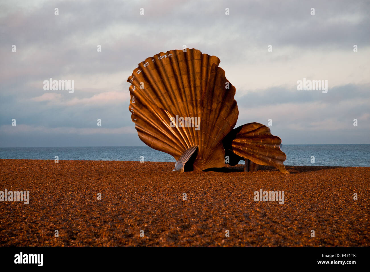 Maggi Hambling della scultura in acciaio, 'Scallop' sulla spiaggia di Aldeburgh al tramonto Foto Stock