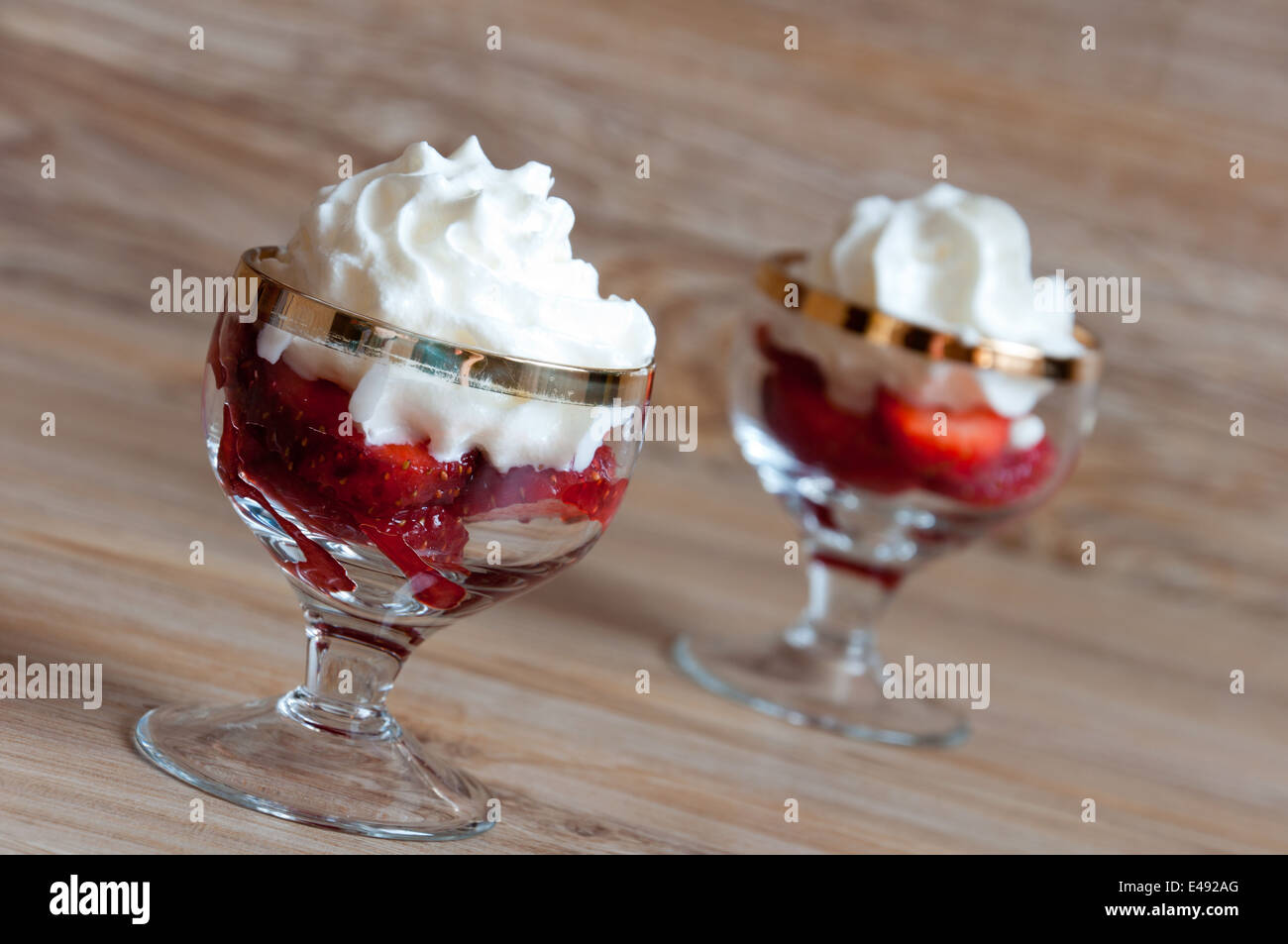 Bacca di fragola crema dessert panna aria red mature vetro fresco vitamina dolce impostazione tabella piatto pronto a mangiare cibo nessuno Foto Stock