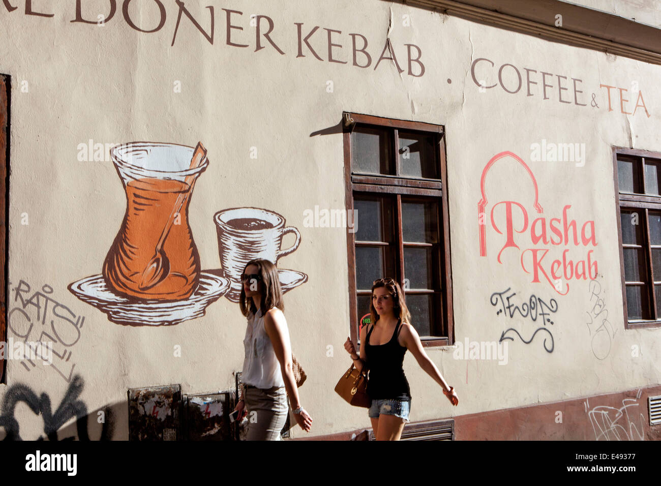 Via Praga due giovani donne, Repubblica Ceca Foto Stock