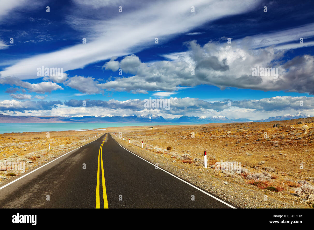 Paesaggio della Patagonia con la strada e il Lago Viedma, Argentina Foto Stock