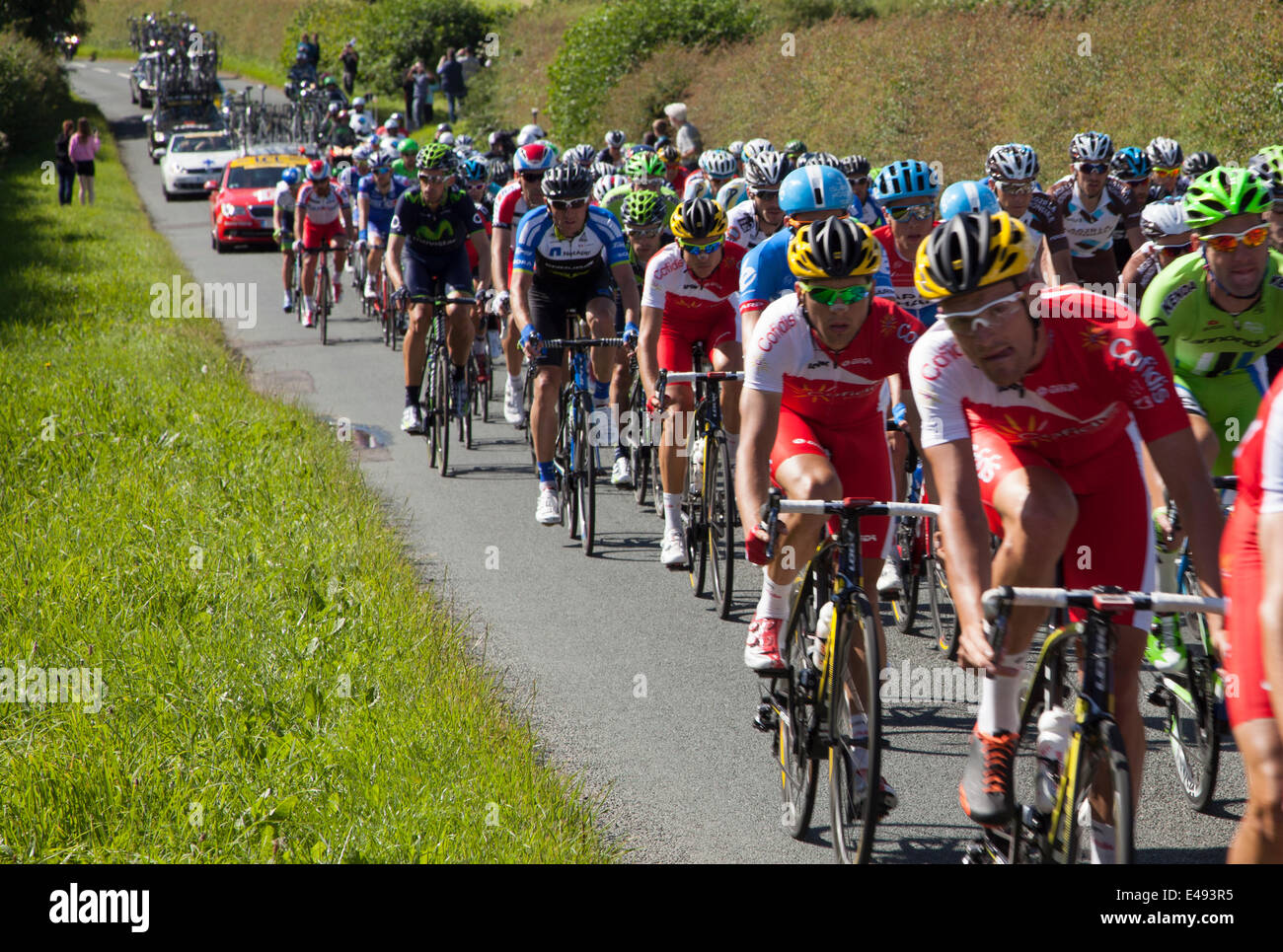 West Tanfield, UK. 05 Luglio, 2014. Il Tour de France Pelaton avvicinando West Tanfield, N Yorkshire Credito: Paolo Shawcross/Alamy Live News Foto Stock