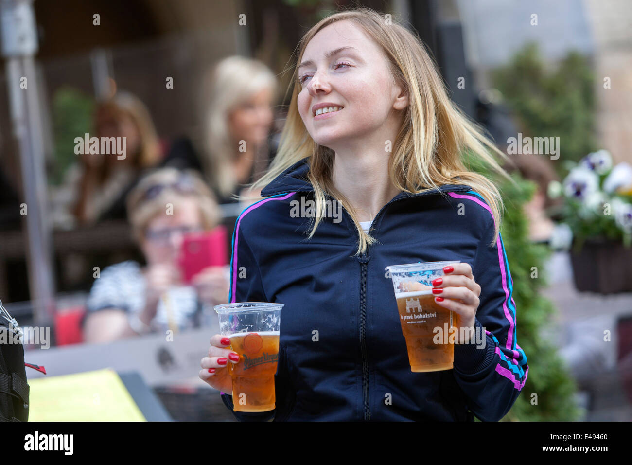 Turisti a Praga, una giovane donna con birra ceca in tazze, Praga, Repubblica Ceca Foto Stock