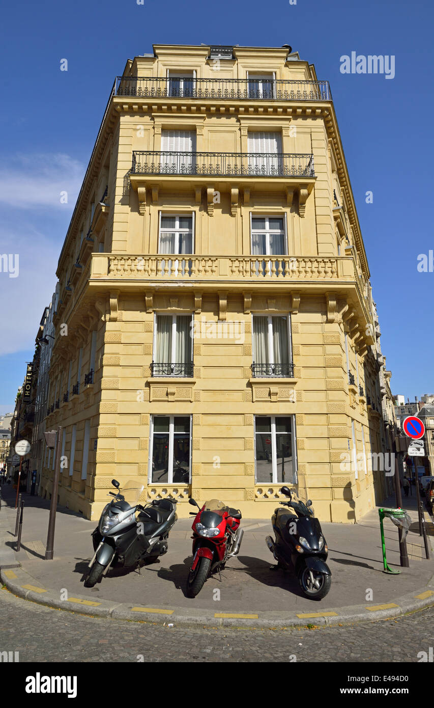 Scooter e Moto parcheggio sul marciapiede, Parigi, Francia Foto Stock