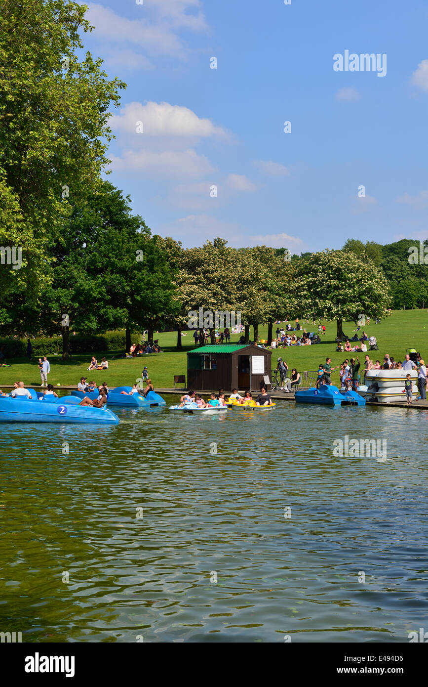 Gite in barca sul lago, il parco di Greenwich, London, Regno Unito Foto Stock