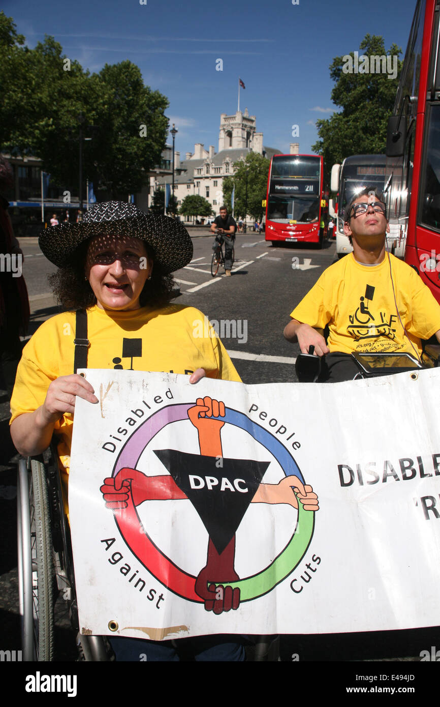 Londra, Regno Unito. 4 Luglio, 2014. Il gruppo, persone disabili contro i tagli, bloccare la strada al di fuori di Westminster Abby, dal 4 luglio 2014. La protesta, originariamente in Tothill Street, spostati vicino a Victoria street a portare avanti la protesta in mezzo alla strada. © Jay Shaw Baker/NurPhoto/ZUMA filo/Alamy Live News Foto Stock