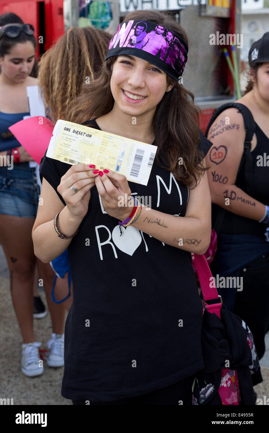 Torino, Italia. 6 Luglio, 2014. Gli appassionati del popolare boy band 'una direzione' attendono l'ingresso allo stadio Olimpico di Torino per la mostra dei loro idoli. Il loro record di album in studio e massive hit tour hanno visto, 1D diventano un fenomeno globale e la più richiesta esecutori dell odierna generazione. Credito: Andrea Gattino /Pacific Press/Alamy Live News Foto Stock