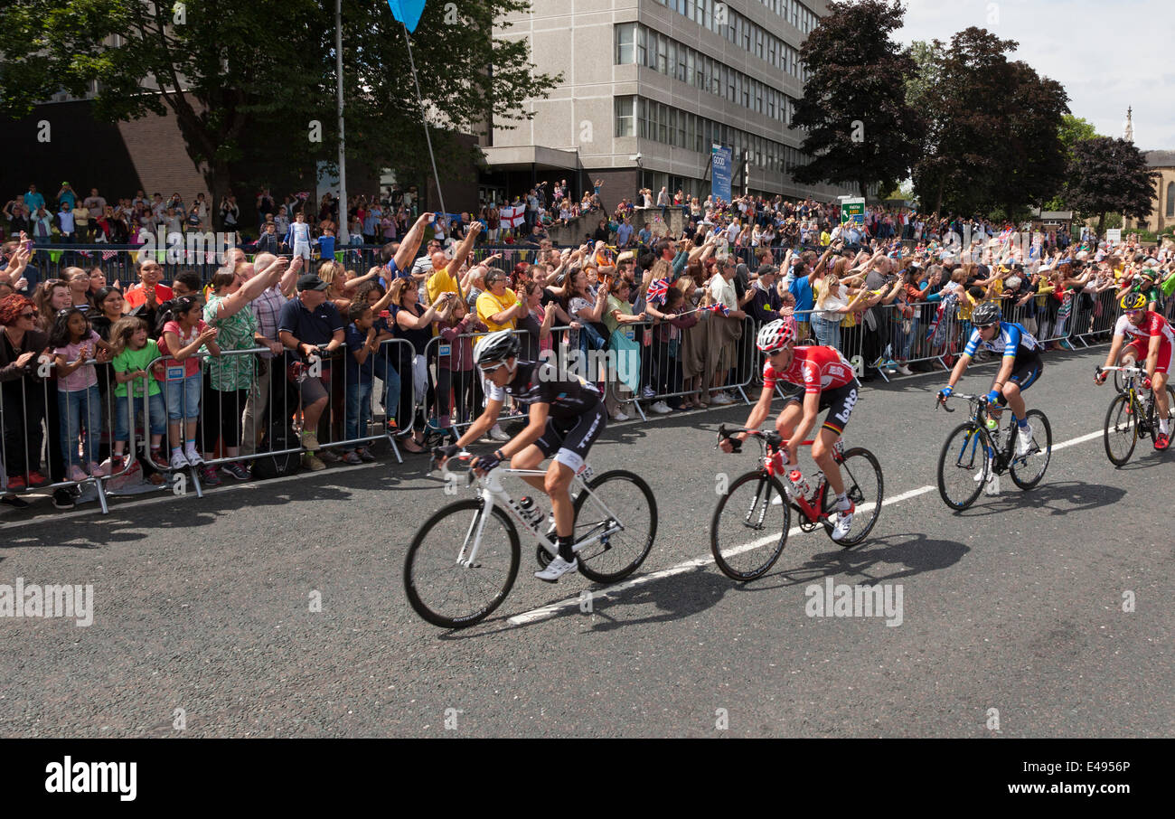 Huddersfield, Regno Unito. 06 Luglio, 2014. Matthew Busche conduce la gara per il trek Factory Racing 2014 Tour de France passa attraverso l Huddersfield © David Preston/Alamy Live News Credito: David Preston/Alamy Live News Foto Stock