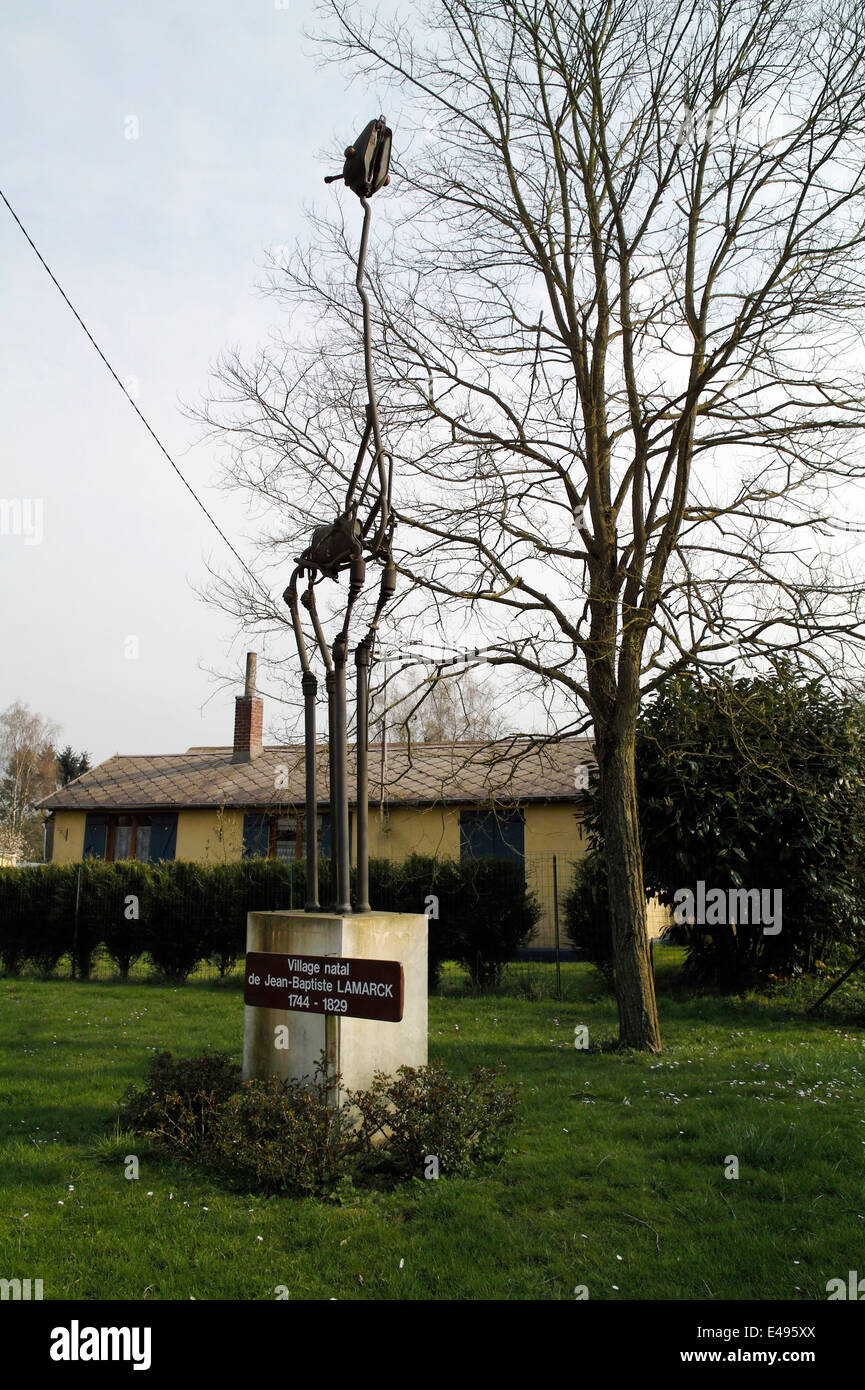 AJAXNETPHOTO 2008. BAZENTIN, SOMME, FRANCIA. - SCULTURA CONTEMPORANEA PER CELEBRARE IL LUOGO DI NASCITA DEL NATURALISTA JEAN-BAPTISTE LAMARCK NATO NEL 1744. FOTO: JONATHAN EASTLAND/AJAX RIF: DP181604 099 Foto Stock
