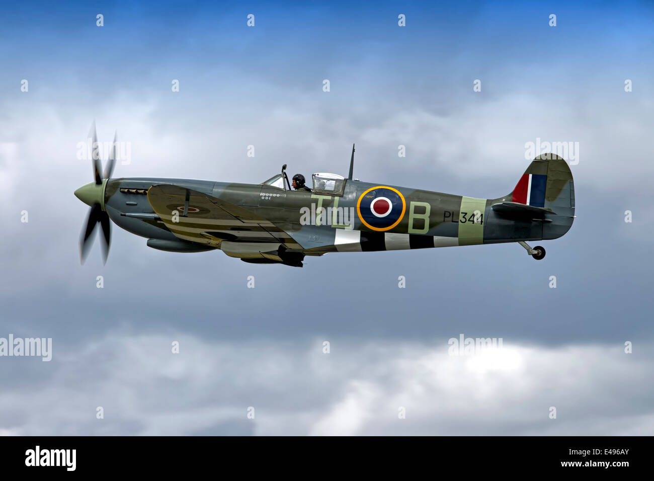 Il Supermarine Spitfire LF Mk. IXe PL344/T- LB G-IXCC, azionato da Spitfire Ltd, raffigurato in volo livellato poco dopo il decollo. Foto Stock