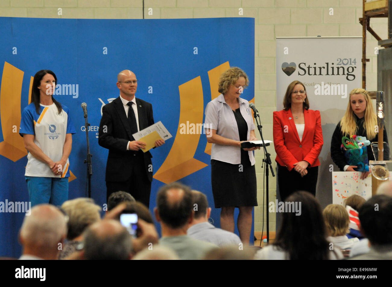 Stirling, in Scozia. 06 luglio 2014. La Queen's Baton relè proviene ad una estremità in corrispondenza del picco al centro sportivo a Stirling. La bacchetta è presa su un relè in tutto il mondo come parte dei giochi del Commonwealth. La torcia ha iniziato oggi il relè dal Castello di Stirling e terminato il picco al centro sportivo. Il testimone è stato portato da Alison Sheppard, a Glasgow nato nuotatore che ha gareggiato in le Olimpiadi. Cerimonia al fine di relè di oggi. Credito: Andrew Steven Graham/Alamy NewStirling Live, UK. 06 luglio 2014. Foto Stock