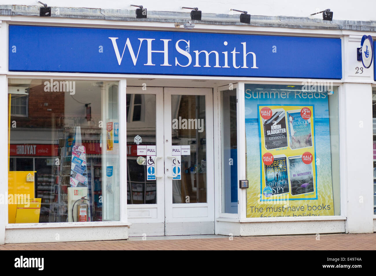 W H Smith Shop facciata su High Street Banbury Oxfordshire Inghilterra Foto Stock