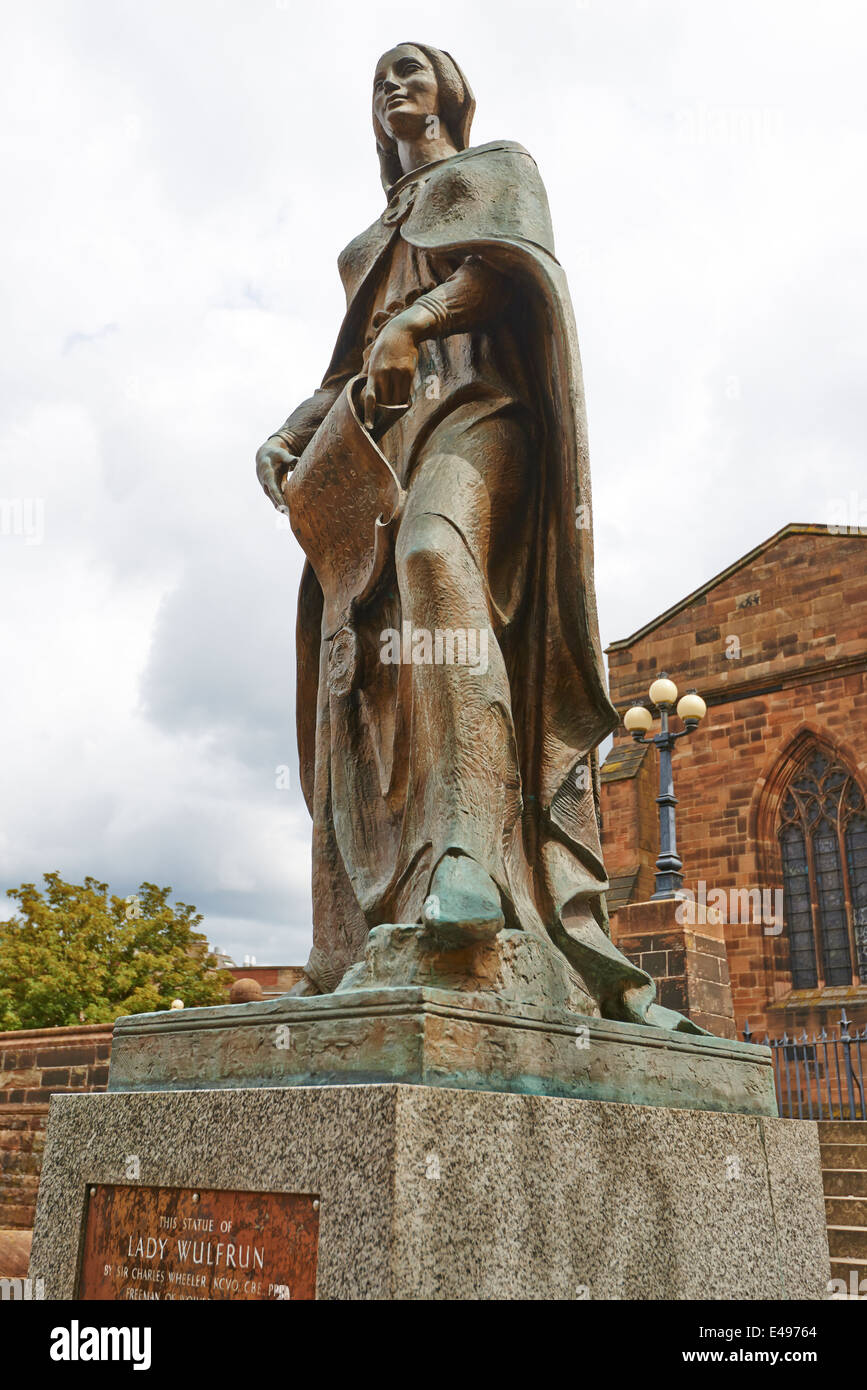 Statua di Lady Wulfrun da Sir Charles Wheeler accanto a San Pietro Chiesa Collegiata Wolverhampton West Midlands, Regno Unito Foto Stock