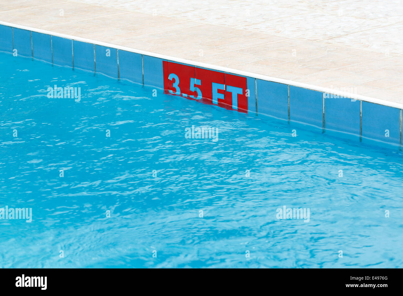 3,5 ft segno a una piscina in sun Foto Stock