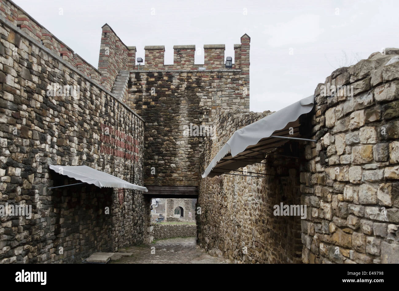 Vista di un interno della recinzione e ingresso nella fortezza di Tsarevets, Veliko Tarnovo, Bulgaria. Foto Stock