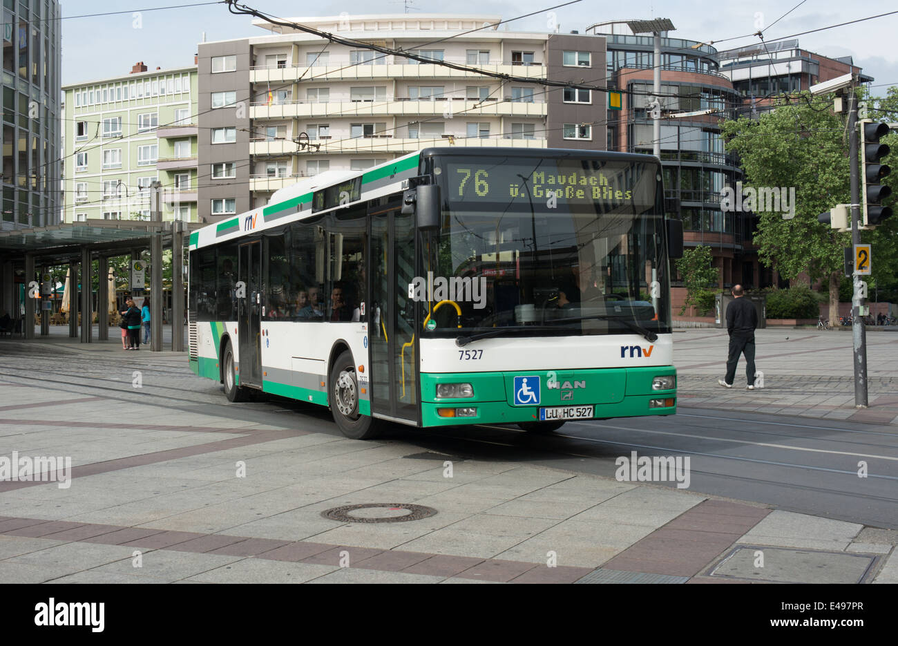 Un uomo singolo deck autobus azionati da Rhein-Neckar-Verkehr GmbH (RNV) attraversa Berliner Platz in Ludwigshafen am Rhein-Oppau, Germania Foto Stock