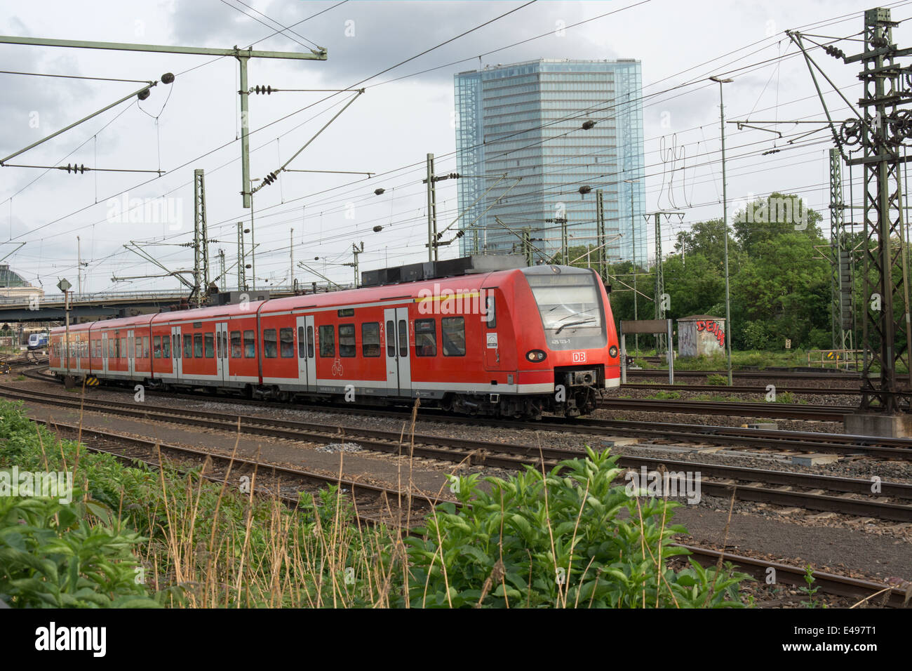 A S Bahn treno lascia la stazione di Mannheim. Esso è azionato da Deutsche Bahn Foto Stock