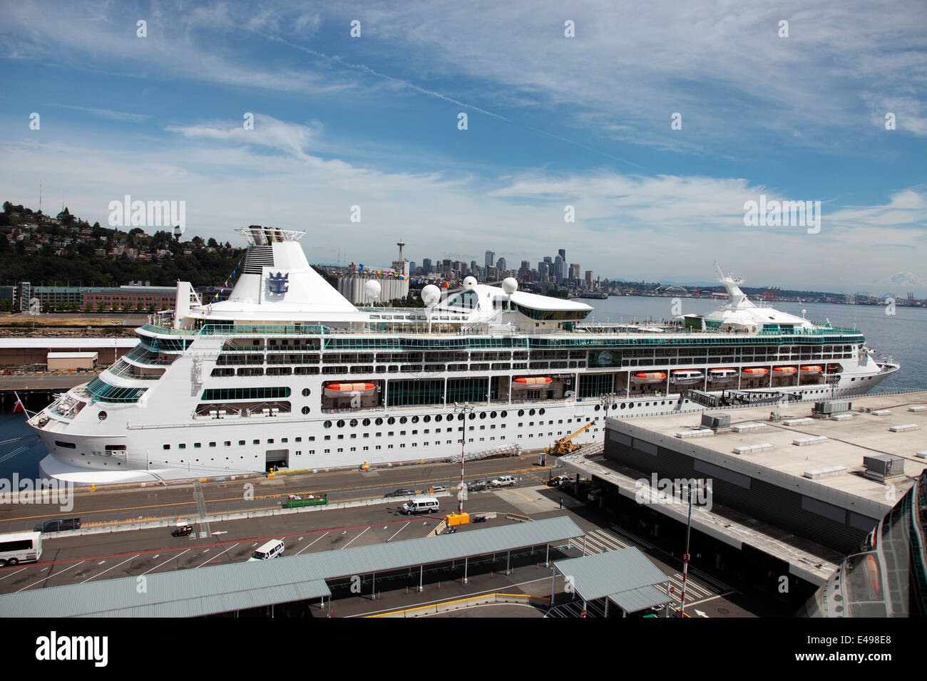 MV Rapsody dei mari ancorata a Seattle Foto Stock
