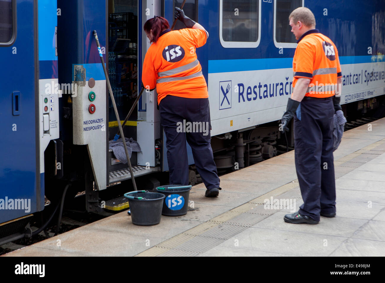 Treno ceco, equipaggio di pulizia, donna treno di pulizia, Ceske Drahy, la donna lavora e l'uomo controlla Foto Stock