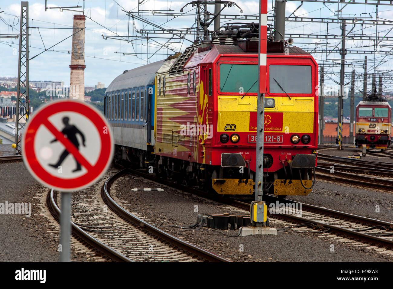 Una locomotiva elettrica arriva alla stazione di Praga Repubblica Ceca Foto Stock