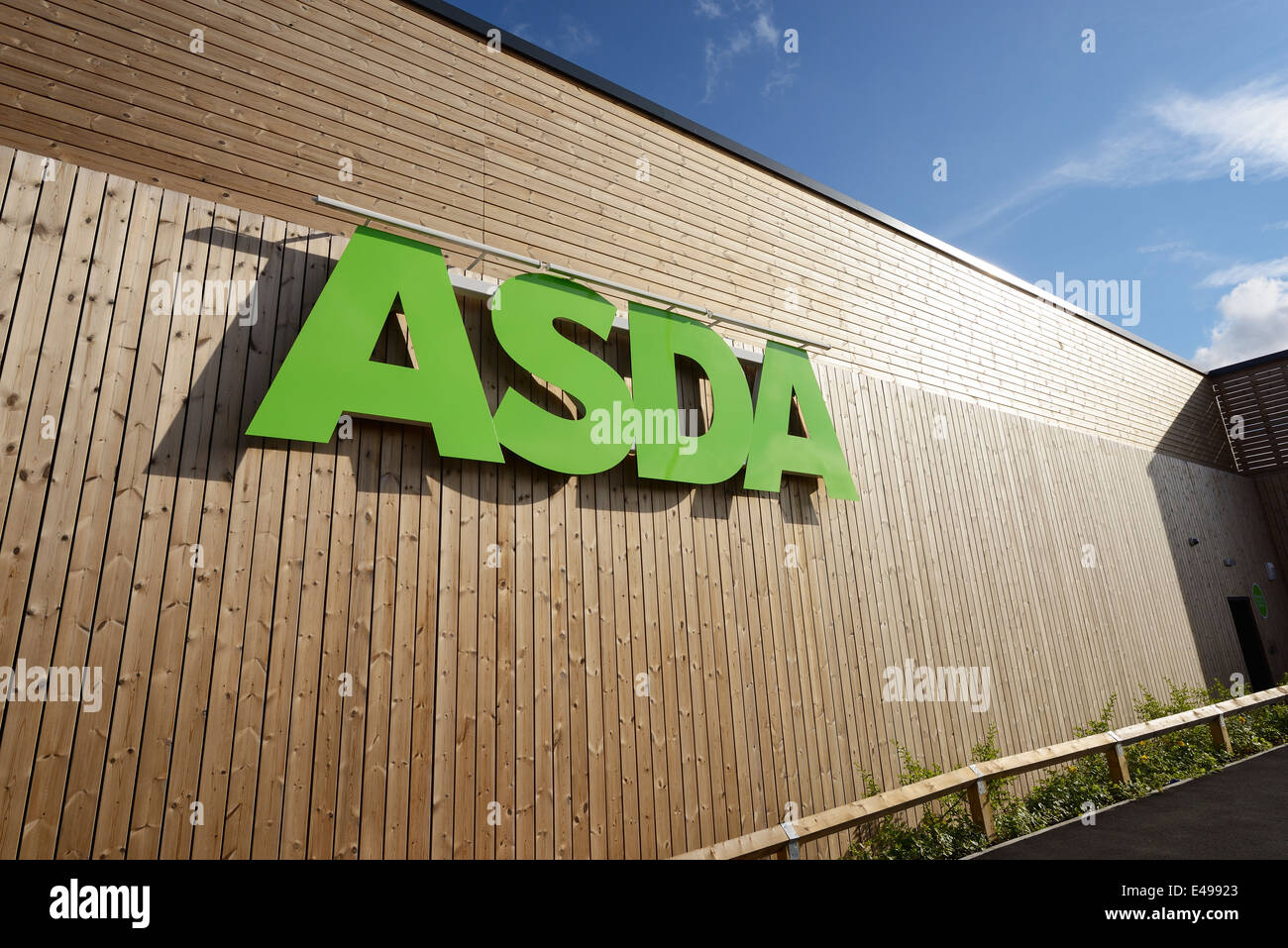 ASDA segno su di un lato del nuovo supermercato Foto Stock