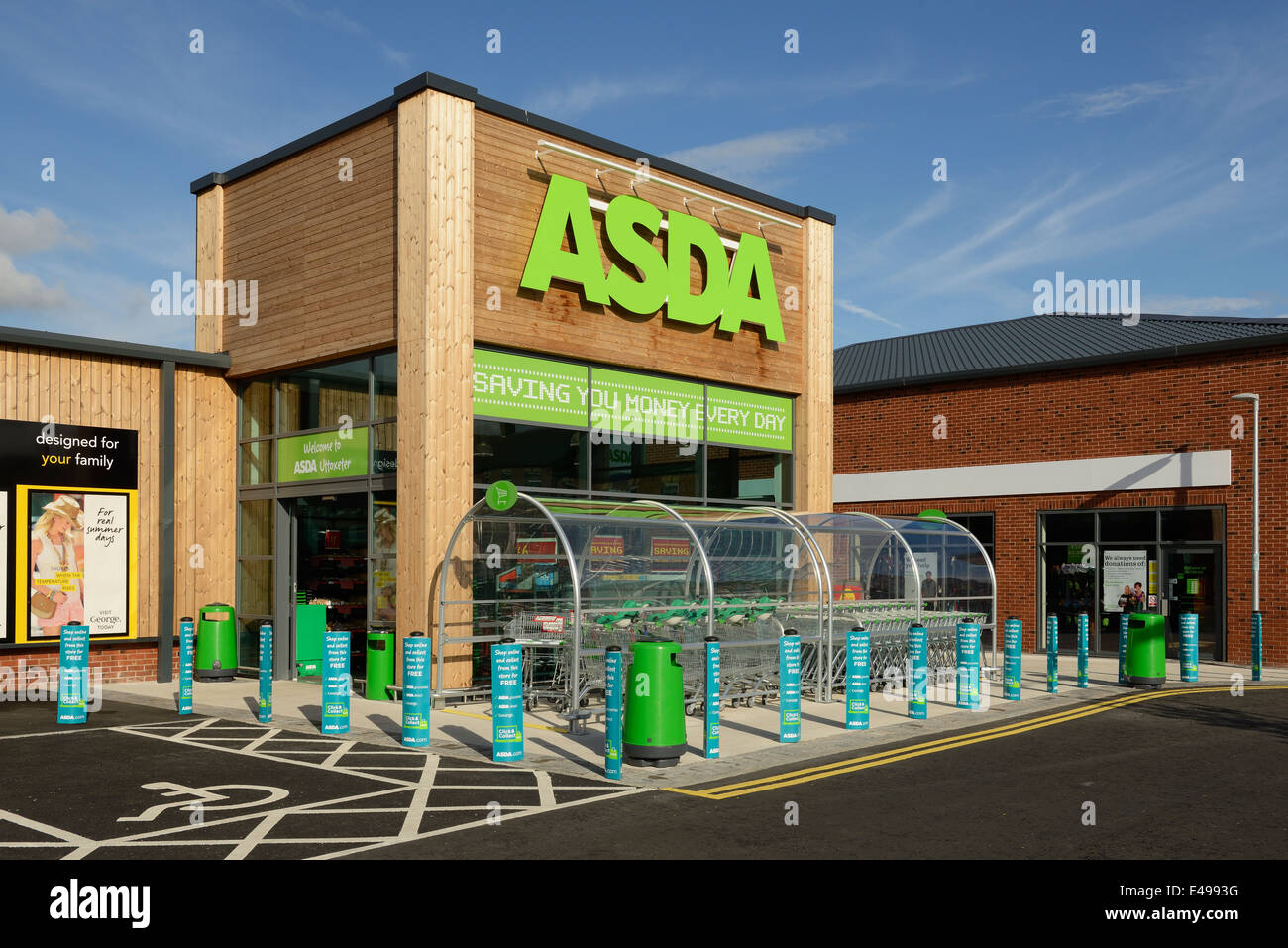 L'ingresso di un nuovo supermercato Asda Foto Stock