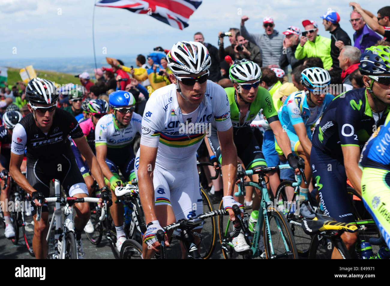 Holme Moss, Yorkshire, Regno Unito. 06 Luglio 2014.Tour piloti di fronte lungo raggio fino al vertice della quale è 1,709ft (521m)alta .Blel Kradri ha preso i punti per il team AG2R. Credito: Ian Francesco/Alamy Live News Foto Stock