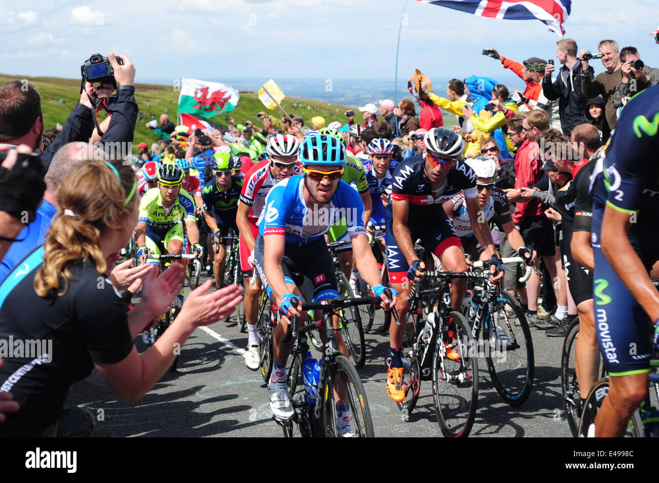 Holme Moss, Yorkshire, Regno Unito. 06 Luglio 2014.Tour piloti di fronte lungo raggio fino al vertice della quale è 1,709ft (521m)alta .Blel Kradri ha preso i punti per il team AG2R. Credito: Ian Francesco/Alamy Live News Foto Stock