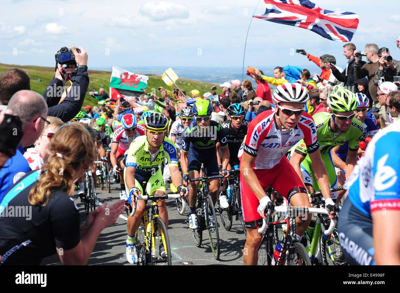 Holme Moss, Yorkshire, Regno Unito. 06 Luglio 2014.Tour piloti di fronte lungo raggio fino al vertice della quale è 1,709ft (521m)alta .Blel Kradri ha preso i punti per il team AG2R. Credito: Ian Francesco/Alamy Live News Foto Stock