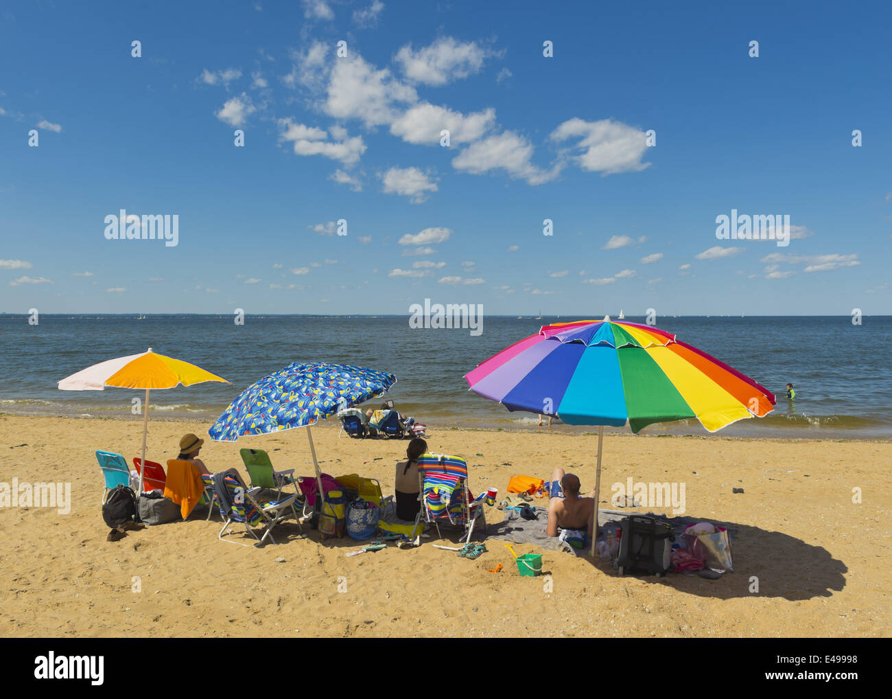 Sands Point, New York, Stati Uniti d'America. 5 Luglio, 2014. Sands Point, New York, Stati Uniti - 5 Luglio 2014 - Durante la festività del 4 luglio weekend, la gente visita il litorale a Sands Point preservare sulla Gold Coast lungo Long Island Sound. La spiaggia pubblica ha avuto molti visitatori questo Sabato del lungo weekend di vacanza quando soleggiato clima caldo è arrivato dopo il piovoso luglio 4th. © Ann Parry/ZUMA filo/Alamy Live News Foto Stock