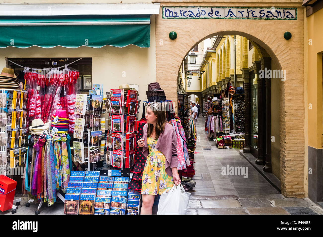 I turisti all'Alcaiceria mercato in Granada, Spagna Foto Stock