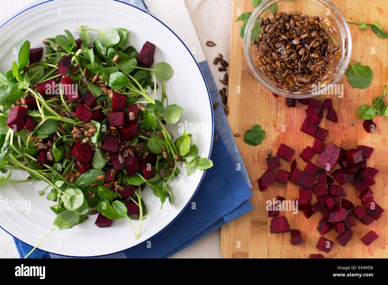 Il crescione e barbabietola con insalata di tostare i semi di girasole. Foto Stock