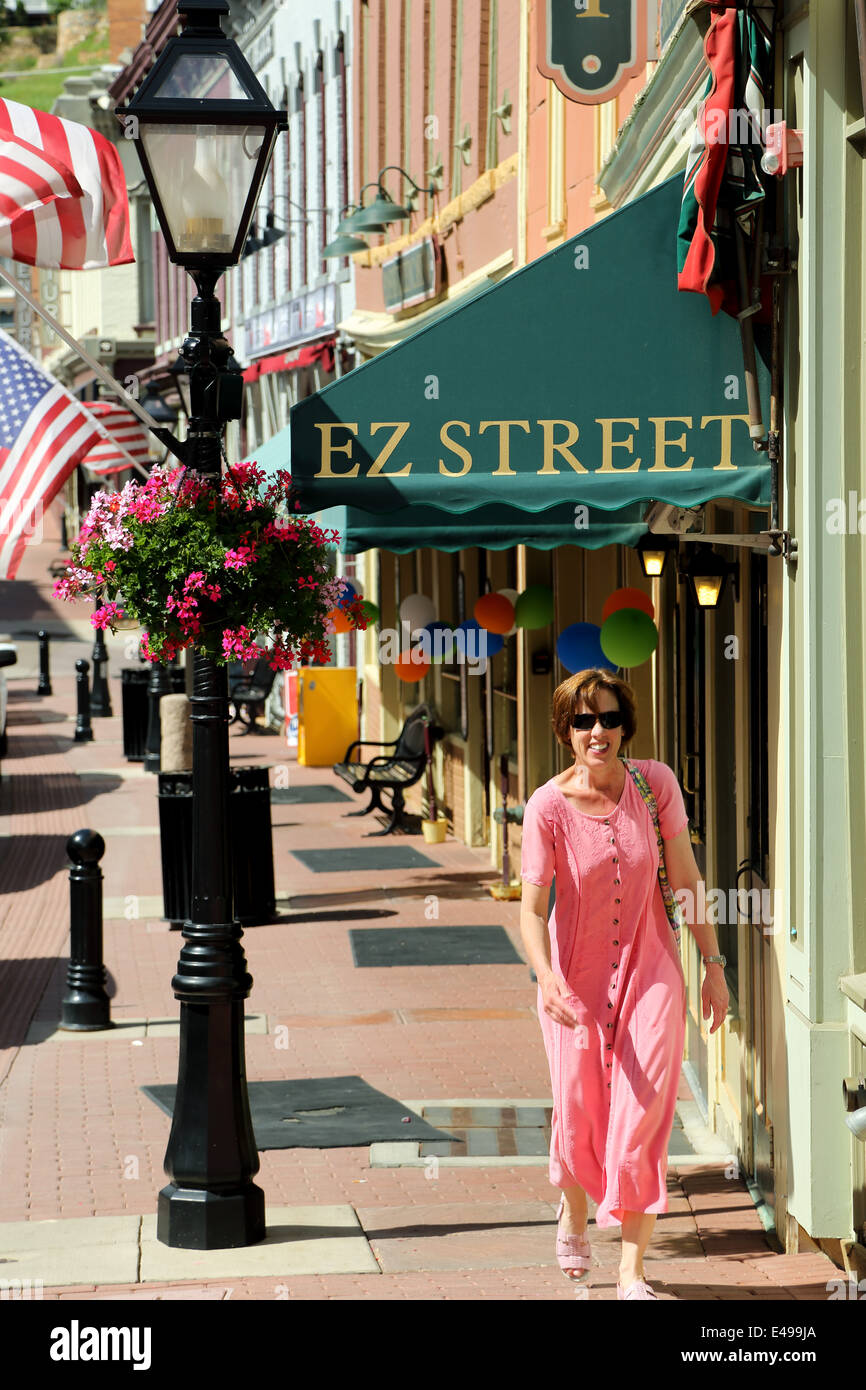Donna che cammina da EZ Street Casino, la storica Main Street, nel centro della città, Colorado, STATI UNITI D'AMERICA Foto Stock