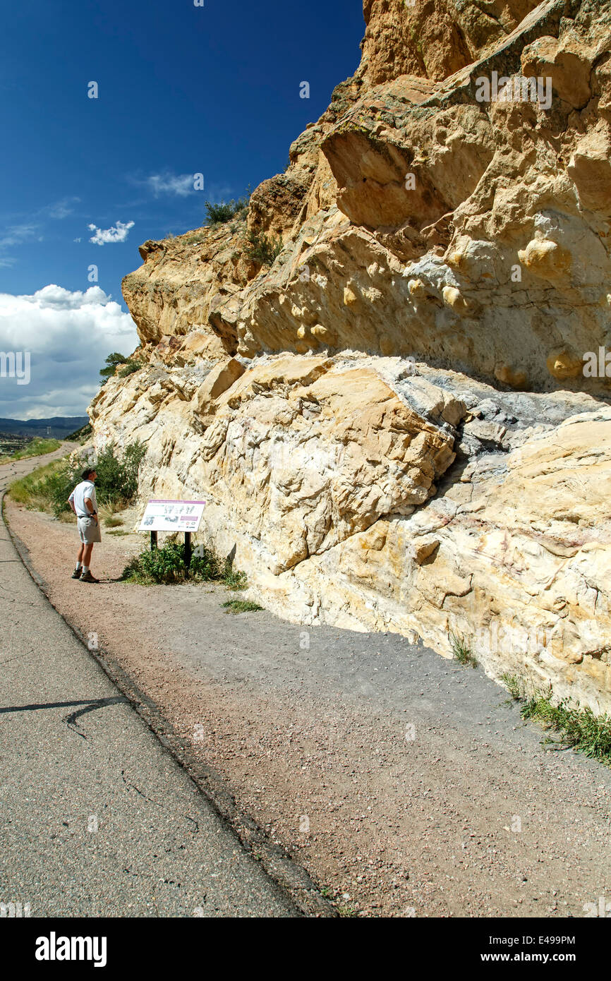 L'uomo ammirando le tracce di dinosauri (dossi su roccia), Skyline Drive tracce di dinosauri, Canon City, Colorado, STATI UNITI D'AMERICA Foto Stock