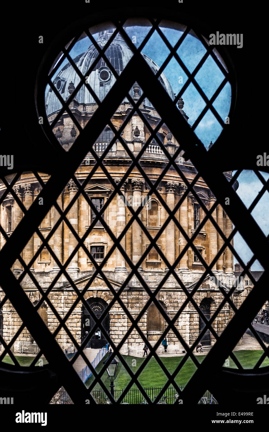 La Radcliffe Camera, visto attraverso una finestra dell'università chiesa di Santa Maria Vergine Foto Stock