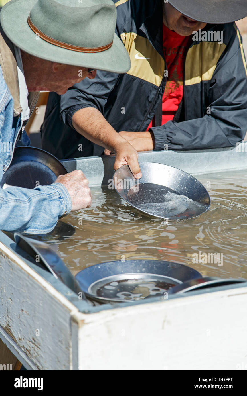 Apprendere come pan per l'oro, 'Free Gold Panning' stazione, Donkey Derby Giorni, Cripple Creek, Colorado, STATI UNITI D'AMERICA Foto Stock