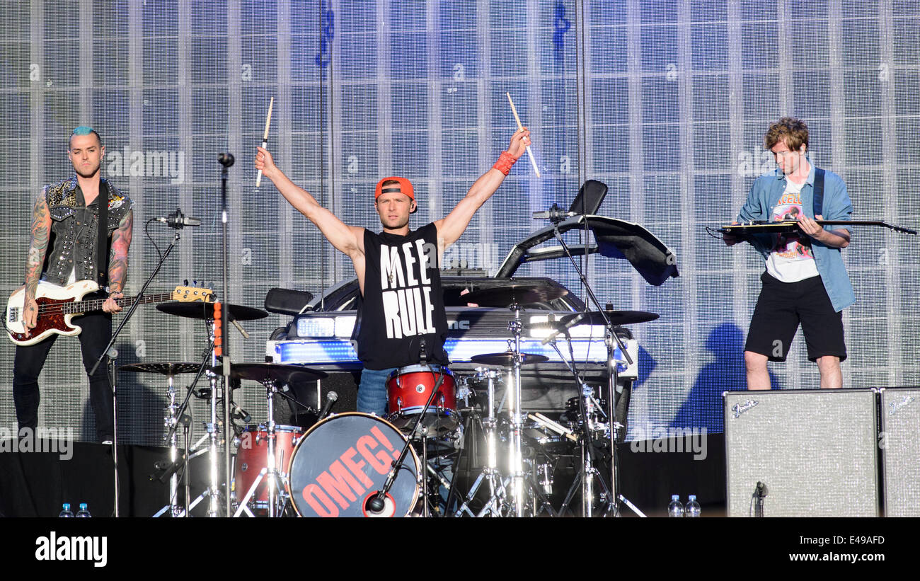 Londra, UK, 06/07/2014 : McBusted giocare British Estate Hyde Park in serata sun. Persone nella foto: Harry Judd, Matt Willis, James Bourne. Foto di Julie Edwards Foto Stock